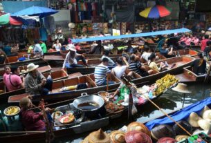 Have you seen this crowded Market in the Boats?