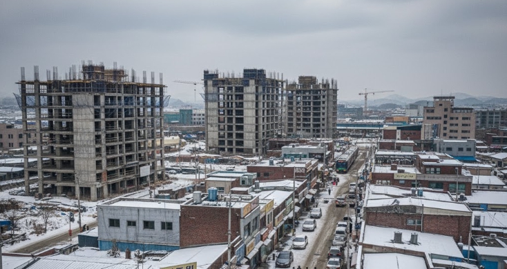 건설투자 붕괴, 지역경제의 숨통 조여…비수도권 일자리·인구의 동반 추락 신호