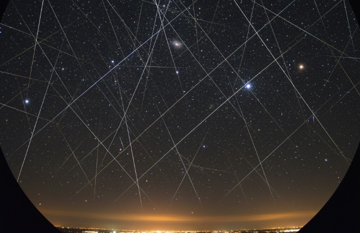 저궤도 위성 폭증이 뒤흔든 천문 관측, 상업 위성망의 확장이 과학 연구를 압도하며 우주 거버넌스의 공백