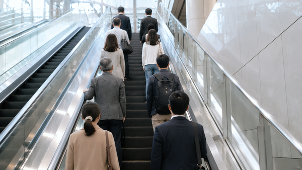 정부, 30년 만에 에스컬레이터 두 줄 서기 관행 재검토 나서나